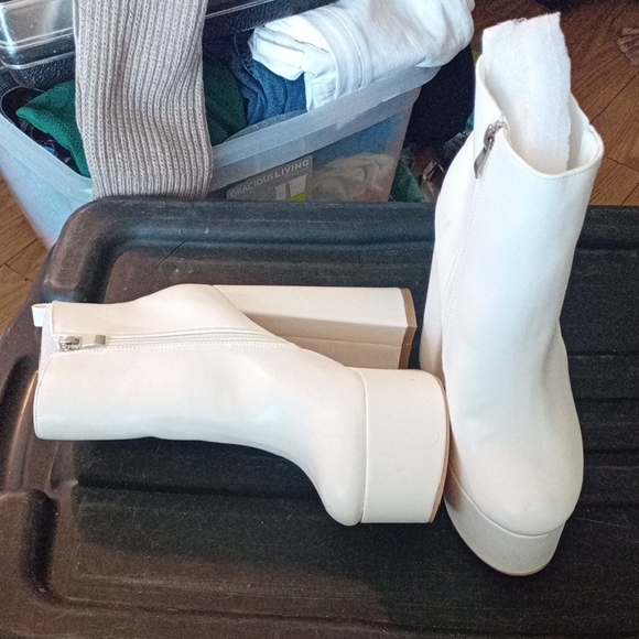 Elegant White Heeled Boots - Picture 2 of 3
